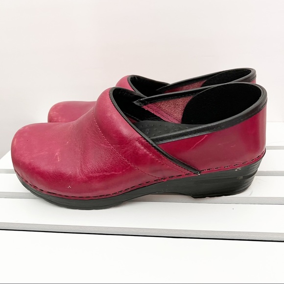 Dansko Shoes - DANSKO women’s comfy red reddish CLOGS shoes size 41